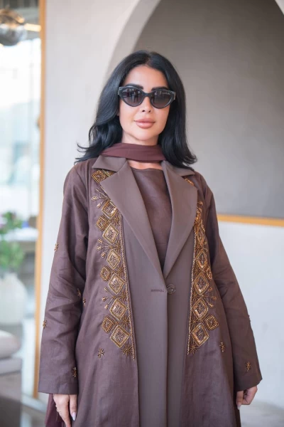 عباية بليزر باللون البني بخام لينن مع كريب مع شك يدوي  C:IB323 Brown